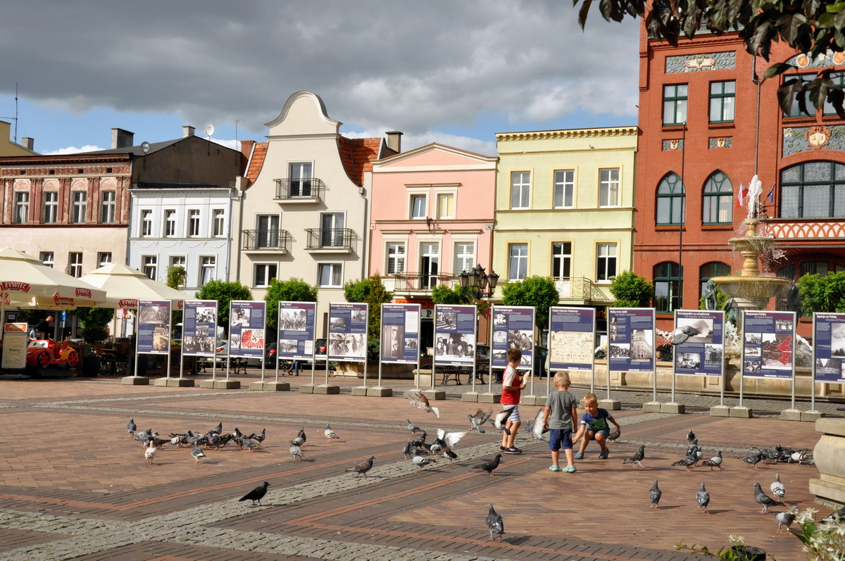 Przechodząc przez rynek, trudno nie zauważyć plansz.